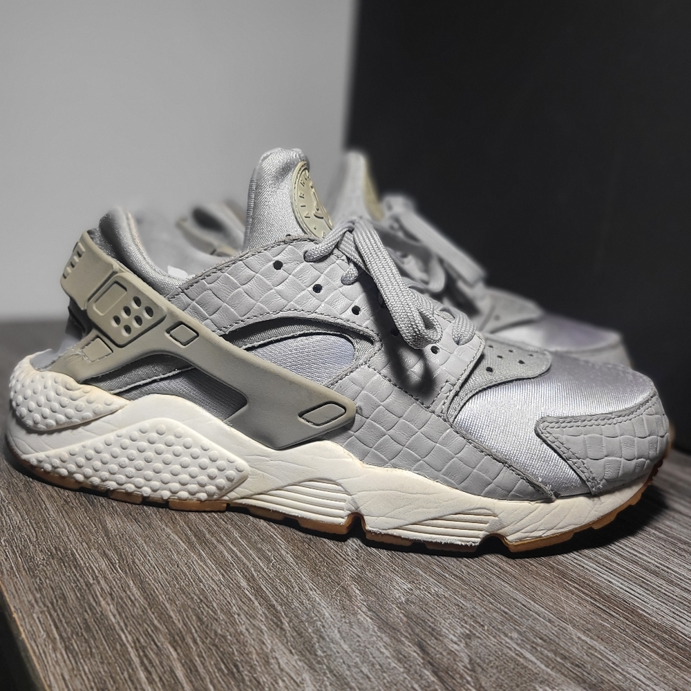 Nike AIR Huarache Women's 9.5